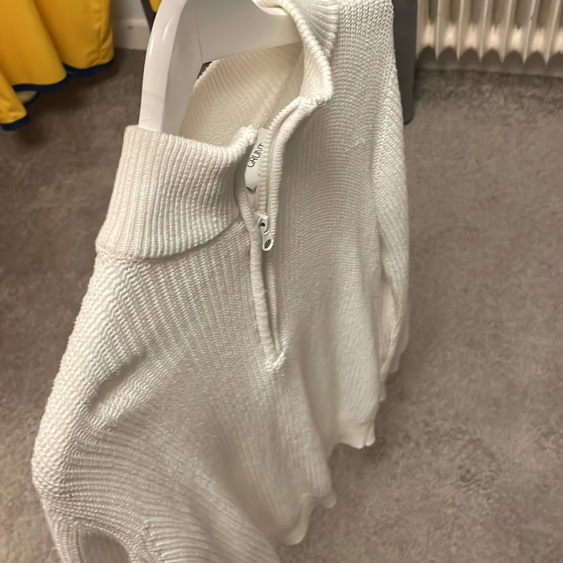 Vit ribbad tröja med dragkedja - 1