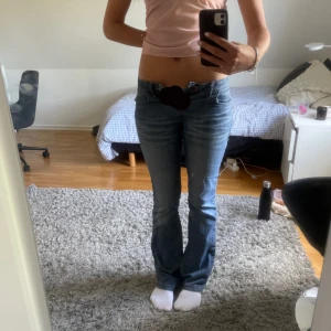 Blå bootcut jeans - Snygga blå vintage bootcut jeans! Är tyvärr för små för mig så kan inte ta fler bilder på.💗
