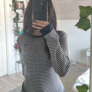 Snygg tröja från Bondelid💕 - Superfin randig tröja från Bondelid i svart och vit. str S. Skriv för mer info ❤️