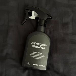 Let The Good Times Roll Body Spray från Lush - En kroppsspray från Lush med namnet 'Let The Good Times Roll'. En doft som beskrivs som en blandning av smörig popcorn och sötma. Halvful 