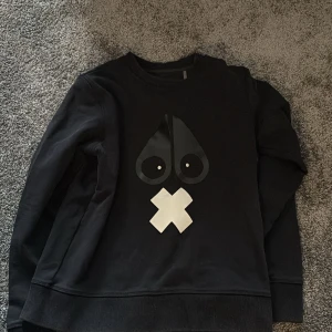 Svart tröja från Moose Knuckles - Hej! Säljer en svart Moose knuckles tröja i gott skick med detalj på armen. Hör av er vid frågor! Storleken är S och passar bra (TTS).