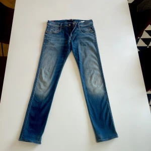 Blå jeans från Replay - Snygga blå jeans från Replay med en klassisk femficksdesign. Modellen är anbass hyperflex och är storlek w30 l32