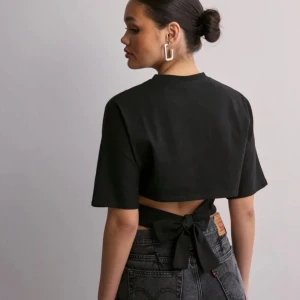 Open back tie tee från Nelly  - Den har helt svart och jag har endast använt den 2 gånger sen jag köpte den. Det är inget fel på tröjan, inga fläckar eller nått liknande. 