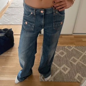 Blå jeans med detaljer - Snygga långa jeans med snygga detaljer, strl S