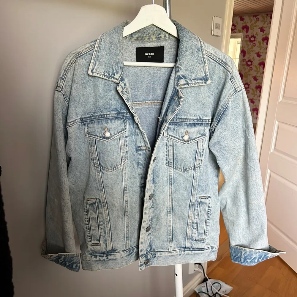 Säljer en snygg ljusblå jeansjacka i toppskick. I storlek XS, men sitter oversize och passar allt från XS-M. Perfekt för vår och sommar!. Takit.