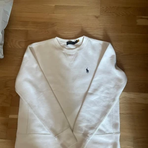 Vit tröja från Ralph Lauren - Säljer denna riktigt fina Ralph lauren tröjan i storlek XS 9/10 skick lite nopprig bara men går lätt bort med en roller hör av er vid frågor