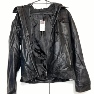 Takki - Miesten ihana musta keinonahkatakki hupulla ja kevyehköllä vuorella. Hupun ja vuoriosan saa irti. Koko S. Kaikai n 50cm, pituus n 62cm.  Uusi ja täysin käyttämätön. Polyuretaani, polyesteri, puuvilla ja viskoosi. Kissatalous MMM Mikäli hinta ei miellytä tarjoa rohkeasti Katsothan myös muut ilmoitukseni!!!