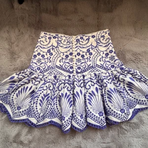  kjol  - Säljer en vacker vit och blå kjol från Zara. Den kommer tyvärr inte till användning längre då den är lite för liten för mig💞 skriv för fler bilder💞 pris kan diskuteras💞