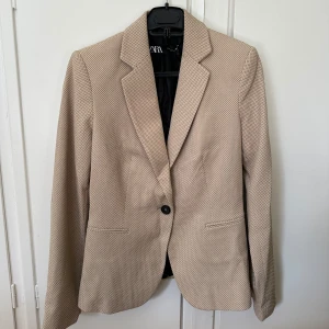 Kavaj - Figursydd kavaj från Zara! Super bekväm och stilig. Storlek 34/xs