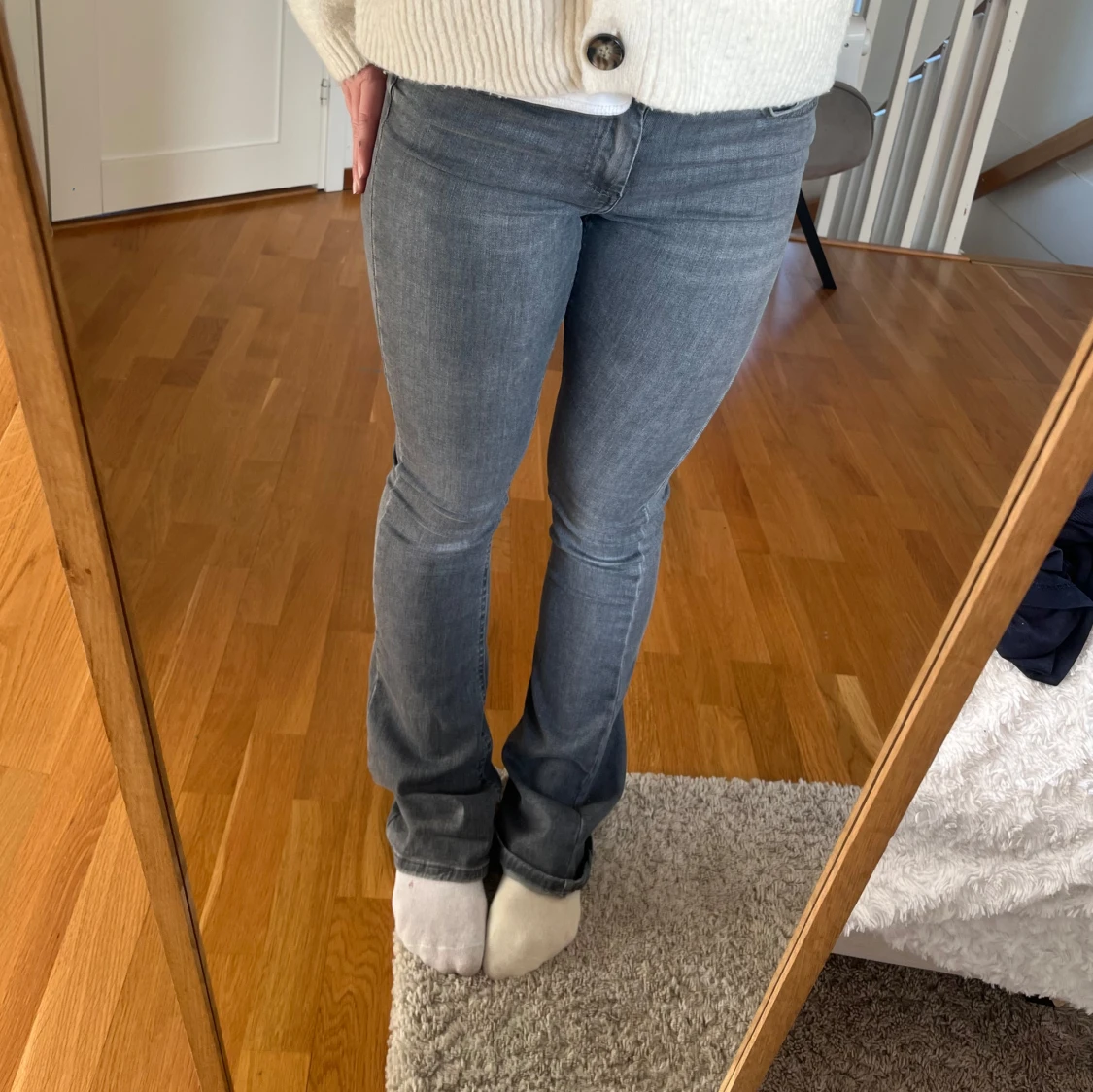 Grå bootcut jeans