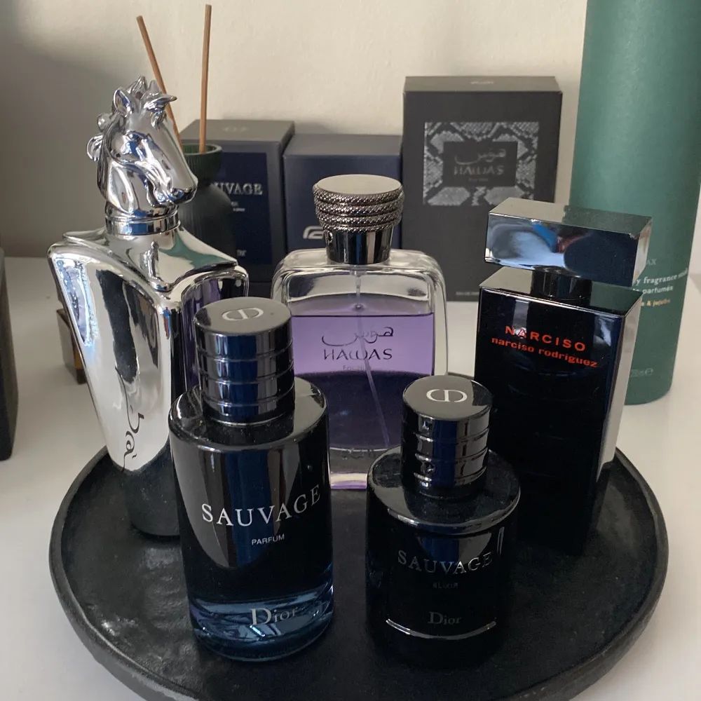 Dior sauvage parfum - 55-60ml/100 kvar. Dior sauvage elixir - 45-50ml/60 kvar. Rasasi Hawas (For him) - såld. Lattafa Maahir legacy - såld. Narciso rodriguez Narciso - 90ml/100 kvar. Öppen för trades men främst köp, om intresserad skriv pris angående vilken av de. Perfume.