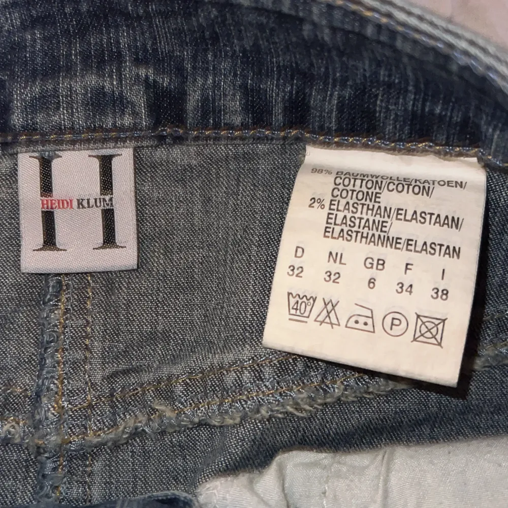 Snygg jeanskjol från Heidi Klum med klassisk femficksdesign och broderad logga på bakfickan. Kjolen har en normal passform och är perfekt för en avslappnad stil. Den är tillverkad i slitstarkt denim och har en knapp- och dragkedjestängning framtill. Pris kan diskuteras!. Hameet.