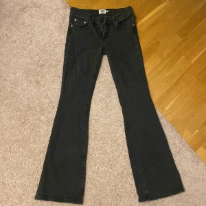 Svarta low waist bootcut jeans - Snygga svarta low waist bootcut jeans från 157. Finns inte att köpa längre men köptes för ca 400kr💕💕lite urtvättade eftersom de har använts några gånger, säljer dem då de är för små för mig💕