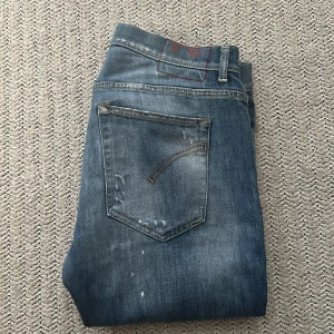 Dondup jeans  - Dondup Jean, nypris: 3500kr, mått: 42x 102 cm,  storlek w34 men passar w32 till o med 🤪lägg bud eller köp direkt!! MVH// Gotelaborgresell 