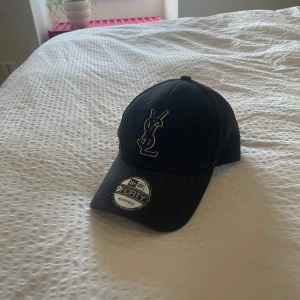 Svart keps YSL - Sparsamt använd, bra skick med klistermärket kvar! 