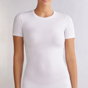 Vit t-shirt från Intimissimi - Klassisk vit t-shirt från Intimissimi med rund halsringning och korta ärmar. Den är helt ny och har lappen kvar. Den är dock skrynklig men det försvinner om man bara stryker den. Jag köpte den för 270 kr.
