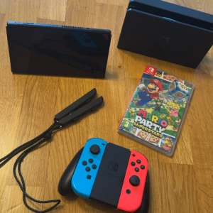 Nintendo Switch oled med Mario Party Superstars - Nintendo Switch med blå och röd Joy-Con, dockningsstation och spelet Mario Party Superstars. Konsolen är svart med färgglada kontroller och spelet är i originalförpackning. Köptes sommaren 2024 och är i mycket fint skick utöver två små defekter- en sliten joystick och en liten stötskada på konsolens ena kant(se bild) men inget som påverkar funktionaliteten nypris ca 5500 för allt, säljes för 3000 eller högstbjudande. Pris kan diskuteras vid snabb affär och kvitto finns! 