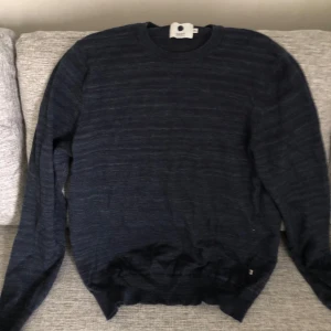 Mörkblå stickad tröja  - Tunnstickad tröja NN07 Det är stl s men det står xl men den är felmärkt.  Begagnad fint skick. 