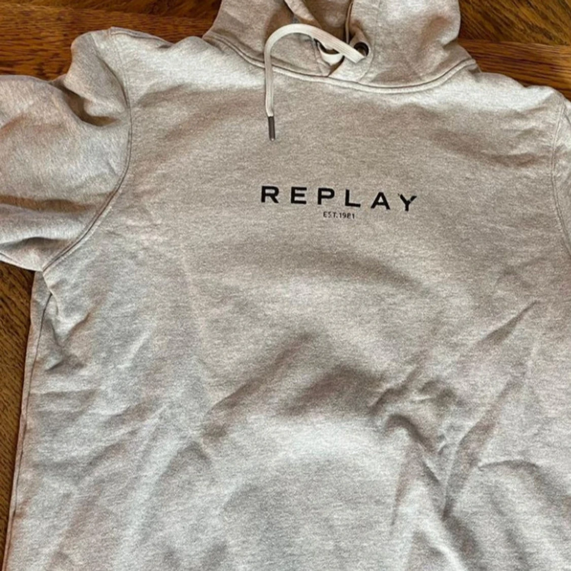 Grå hoodie från Replay