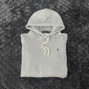 Ralph Lauren Hoodie - Tja! Säljer nu denna galet feta Ralph Lauren Hoodien! Den är i toppskick, 9,5/10 i princip ny utan tags! Äkta med qr-kod för att stödja det! Storlek M fits S/M! Nypris 2200 kr, mitt pris endast 1099 kr! Skriv vid minsta fundering eller fråga!🌟