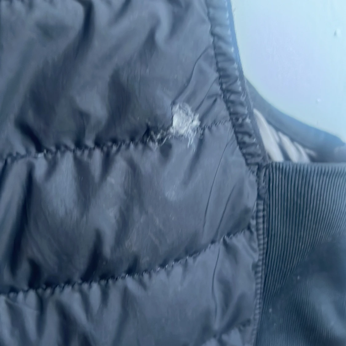 Svart dunväst Super Lightweigh har två små hål annars bra sik - 3