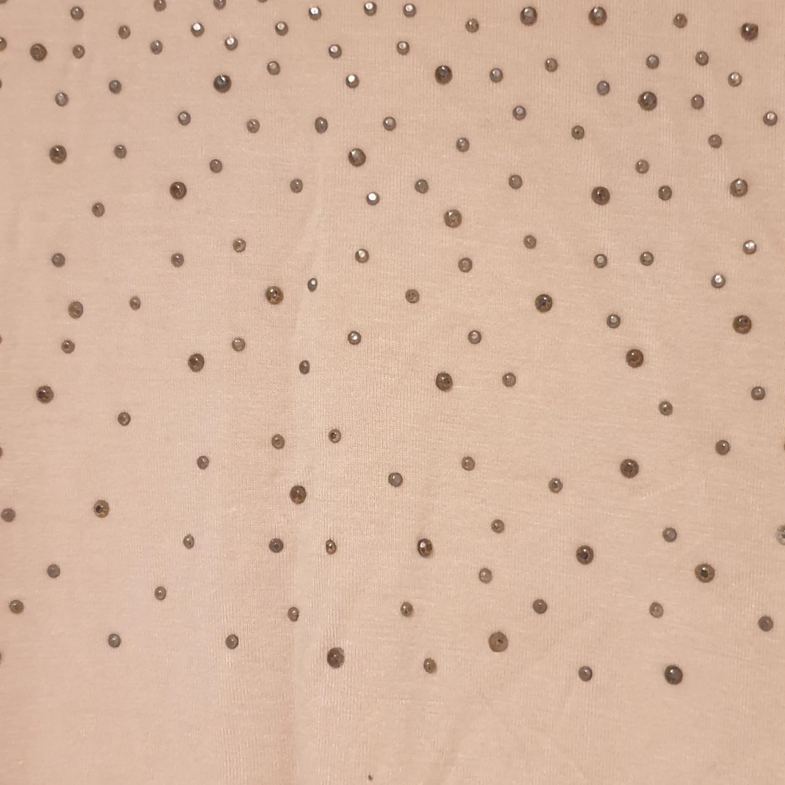 Beige långärmad topp med kedjedetaljer och nitar från Landmark - 3