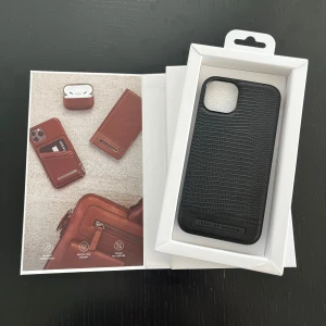 Mobilskal Ideal Of Sweden  - Svart skal från ideal of sweden till iphone 13. Eagle black. 