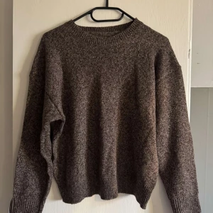 Brun stickad tröja - Brun stickat tröja i storlek XS, aldrig andvänd💕