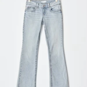 Ljusblå bootcut/ flare jeans - Säljer ett par ljusblå trendiga jeans med bootcut-modell och låg midja. Dem är i petite storlek 36. 