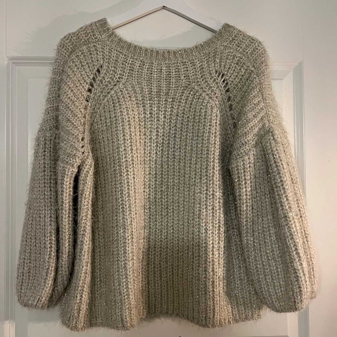 Glittrig stickad tröja i beige - 1