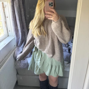 ❤️‍🔥Ljusgrön volangkjol - 💚Supersöt ljusgrön omlottkjol med volanger💞Kjolen har en kort längd och är perfekt för varmare dagar!! Supersnygg med boots❤️‍🔥