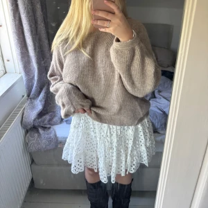 💘Vit kort kjol - Supersöt vit kort kjol med broderad spets och volang. Kjolen har så gulliga detaljer och är perfekt till sommaren!! Så fin att ha med boots, klackar eller sneakers❤️‍🔥❤️‍🔥❤️‍🔥