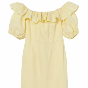 Ljusgul klänning med volang - Säljer denna supersöta och virala ljusgula klänningen med offshoulder och volang runt halsen. Den går även att ha vanlig (inte som off shoulder). Har bara använt en gång. 