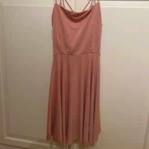 Rosa klänning från BikBok - Söt rosa klänning från bikbok i strl xs