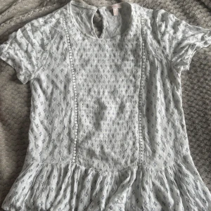 Jättefin blus  - Jättefin blus från esprit i storlek 40 men passar också mellan s-m💗 