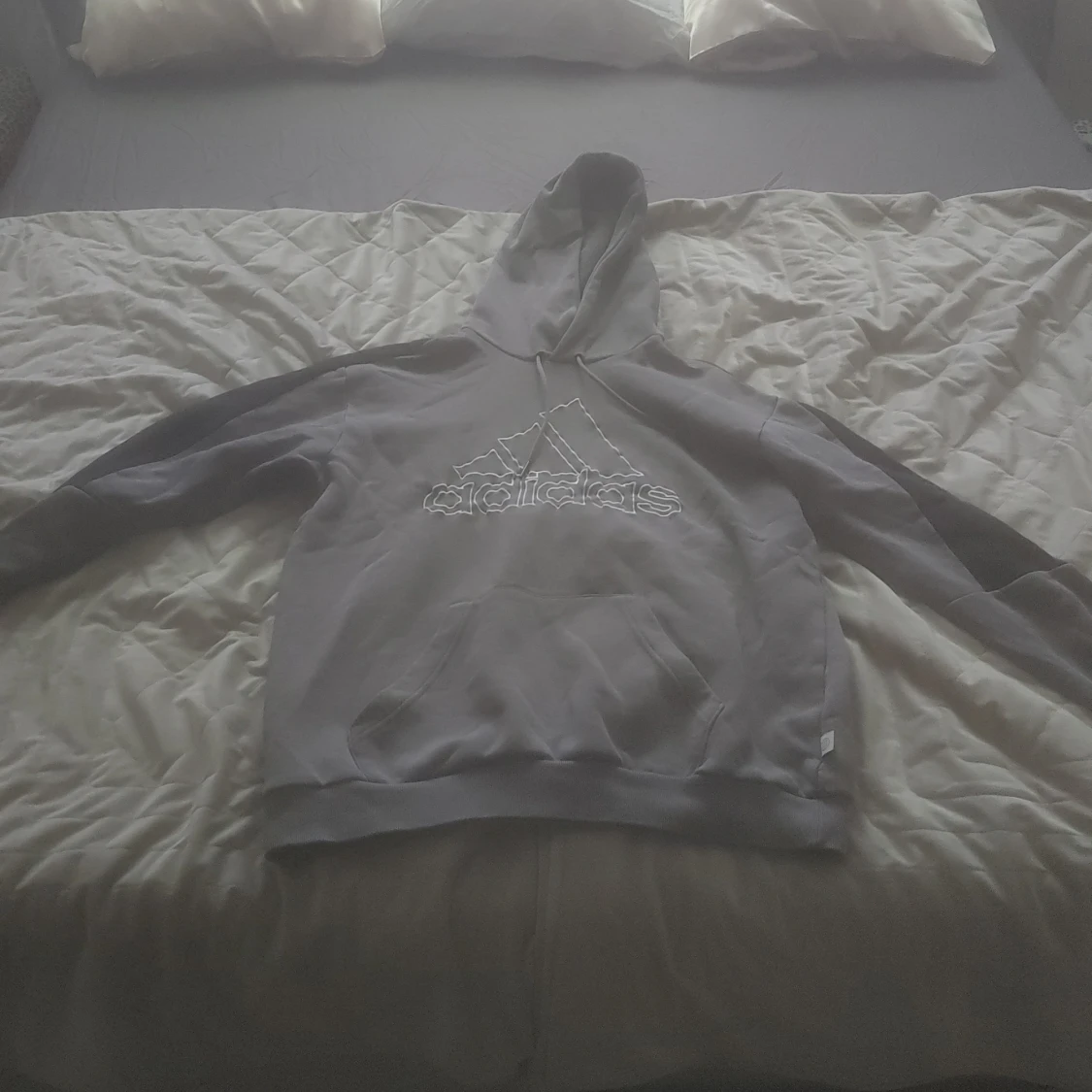 Grå hoodie från Adidas