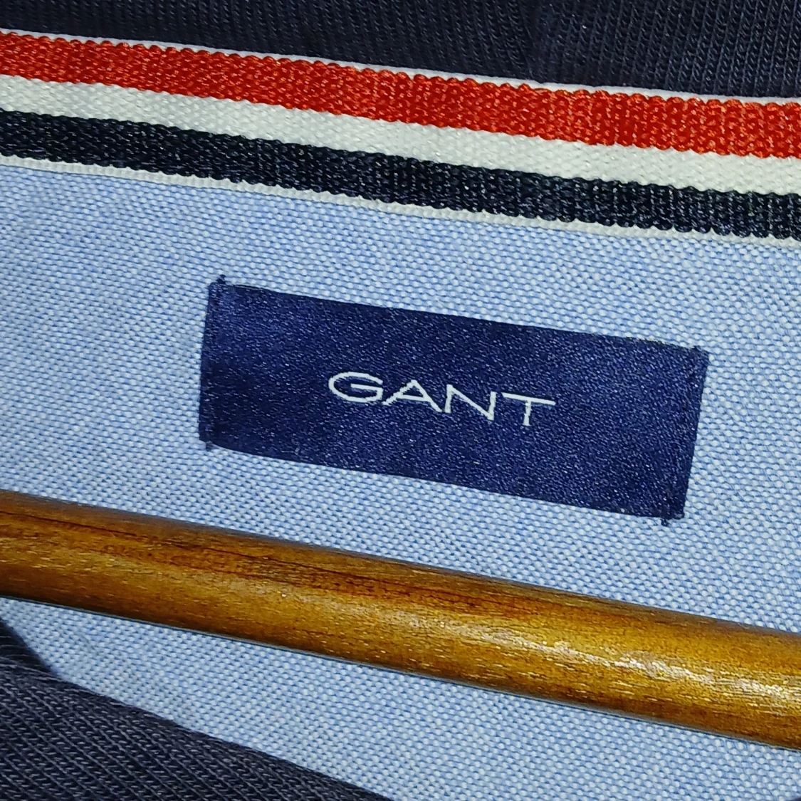 Mörkblå hoodie från GANT - 2