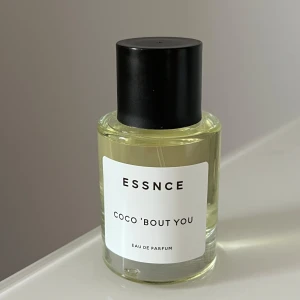 ESSNCE Coco 'Bout You Eau de Parfum - Säljer min Essnce Coco bout You. Den ska dofta pina colada med sina noter av ananas, kokos, kokosgrädde, vanilj och karamell. En somrig doft helt enkelt😍Har tagit ca 5 sprut. Inga bud under 300