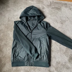  Massimo Dutti Cardigan  - Säljer en cardigan från Massimo Dutti i storlek S/M. Inga skador eller liknade. Skönt tyg på armarna. Vid funderingar hör av dig.