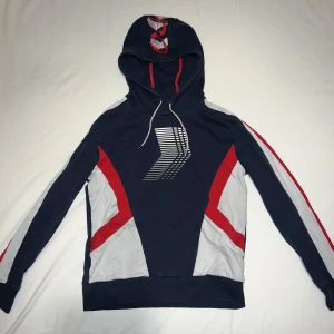 Hugo Boss X Liam Payne - Limited edition - Limited Edition Hugo Boss x Liam Payne sett säljes – tröja och byxor i storlek S. Säljs tillsammans för 1000 kr, pris kan diskuteras. Setet är i mycket bra skick och passar perfekt för dig som söker något exklusivt och stilrent!