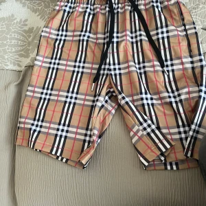 Burberry Shorts - Burberry Shorts i storlek M , helt nya skick 10/10 . Mitt pris 550 men går att diskutera vid bara snabb affär. 