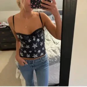 Glitter korsett intimissimi  - OBS!! Inte mina bilder på de tre första. Säljer denna superfina korsett då den tyvärr kommit till användning. Axelbanden går att ta av och sätta på. B kupa ungefär, står inte på me utifrån egna antaganden 🥰 Endast prövad
