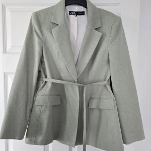 Blazer från Zara - Aldrig använd. Grågrön färg, lätt oversized. Supersnygg att använda som lättare jacka vid somriga utekvällar.