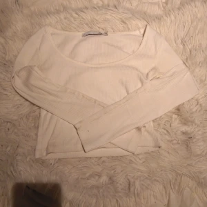 Vit ribbad croppad långärmad topp från lager 157 - Säljer en vit ribbad croppad långärmad topp från lager 157. Toppen har en rund halsringning och är tillverkad i ett mjukt material som passar perfekt till många olika outfits.