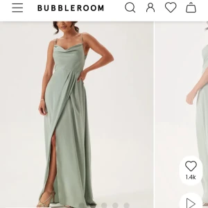 Ljusgrön långklänning från Bubbleroom - Säljer en elegant ljusgrön långklänning från Bubbleroom med smala axelband och omlott-detalj framtill. Klänningen har en slits som ger en snygg touch och ett mjukt, flytande fall. Perfekt för speciella tillfällen! Kan lösa fler bilder vid intresse.