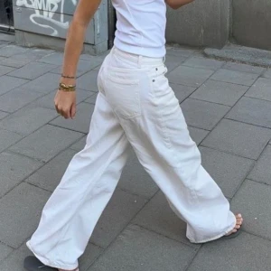 Lågmidjade baggy jeans - Lågmidjade vita baggy jeans i storlek 34, från h&m! Perfekta inför sommaren, jag är 165 ✨☺️ Midjemått: 80cm Innerbenslängd: 77cm