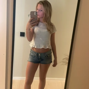 Blå jeansshorts från True Religion - Säljer dessa blåa jeansshorts från true religion! Dem är vintage och sälja inte längre obs den är insydda i midjan så dem var från börjar stl 26 men skulle säga att dem nu är 24💕 (se bild 4 på hur de är insydda:)