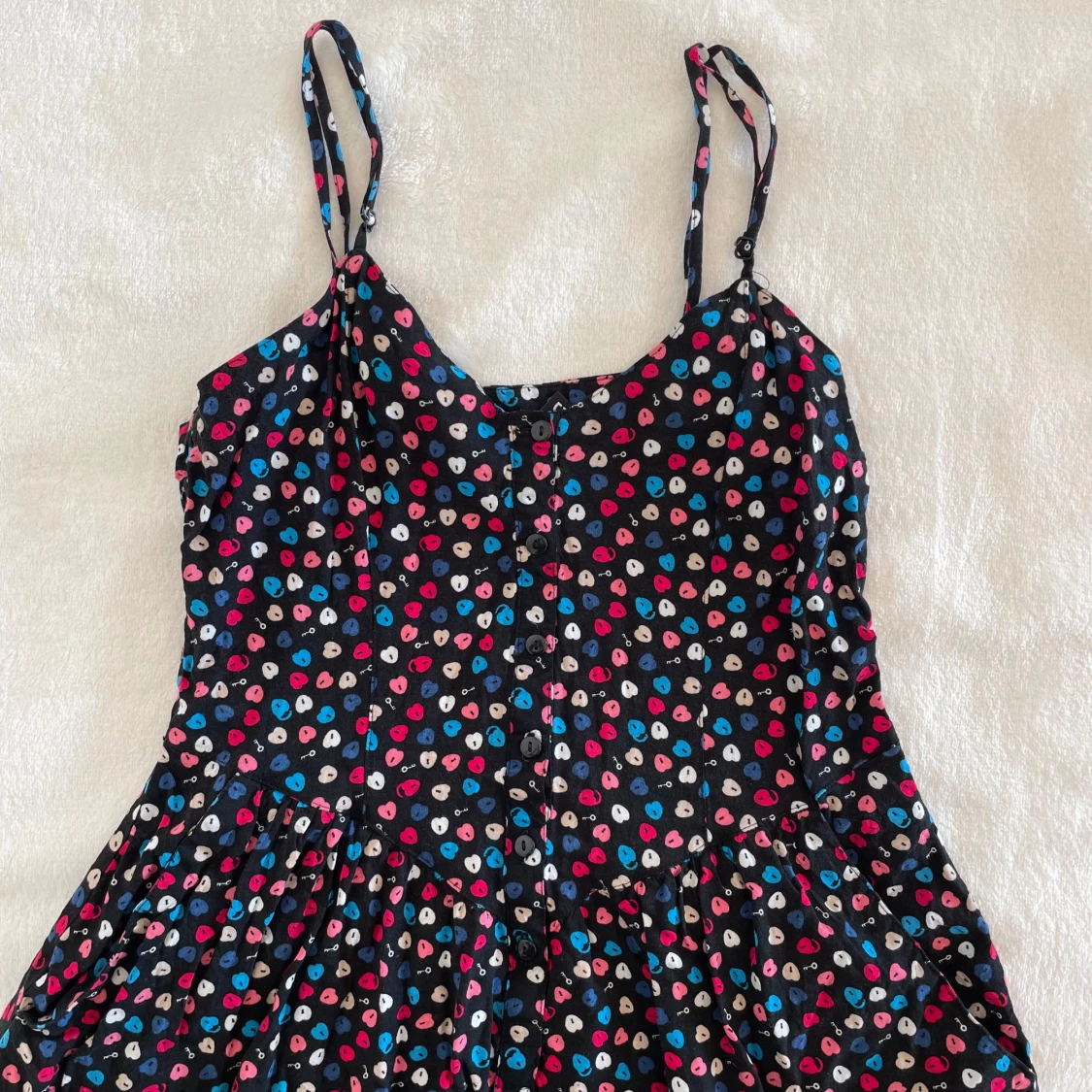 Svart kortklänning med hjärtmönster - 2