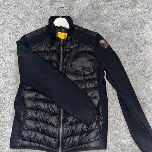 Parajumpers jacka  - Säljer nu denna jacka köpt på NK för runt 4 år sedan, jackan är sparsamt använd och i ett bra skick förutom några små defekter som kan knappt syns, pris kan diskuteras.