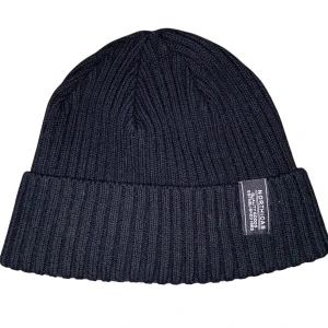 Mössa - En svart ribbstickad mössa från Northails med uppvikt kant och en liten tygpatch med logga framtill. Perfekt för kalla dagar och enkel att matcha med olika outfits.